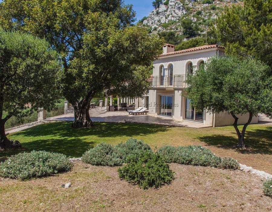 Spacious villa with exceptional views for rent in Cap d'Ail 6