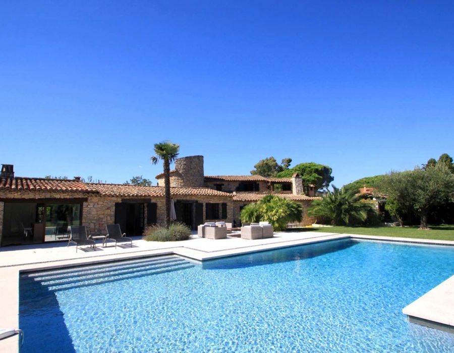 Only a few minutes from the village and Pampelonne beaches 1