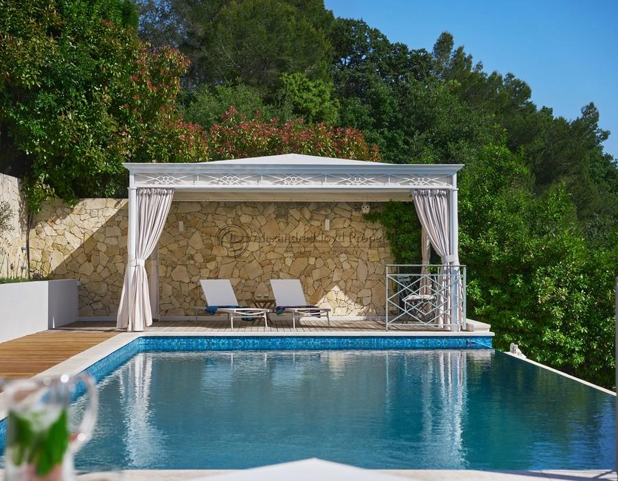 A large property located in the hills of Cannes, with great views 3