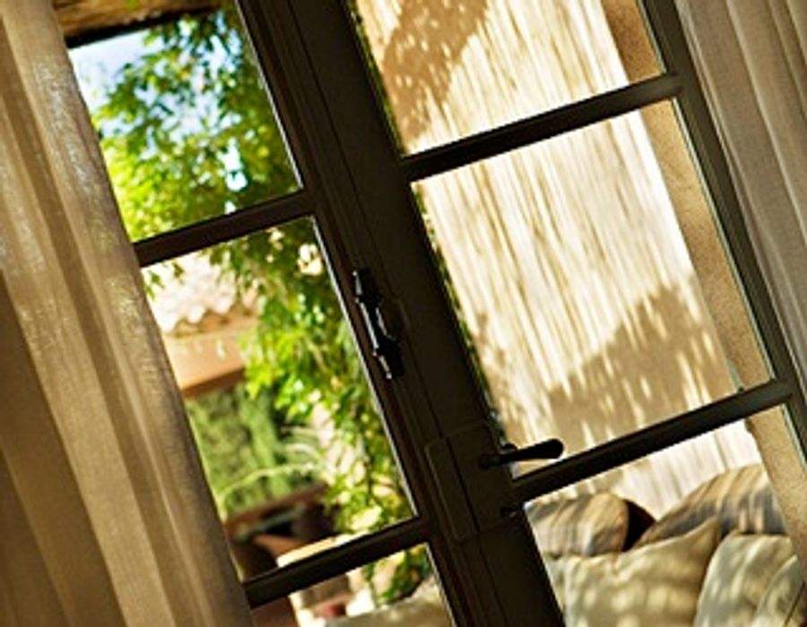 Found in the ideal location between the town centre and St. Tropez's mythical be 2