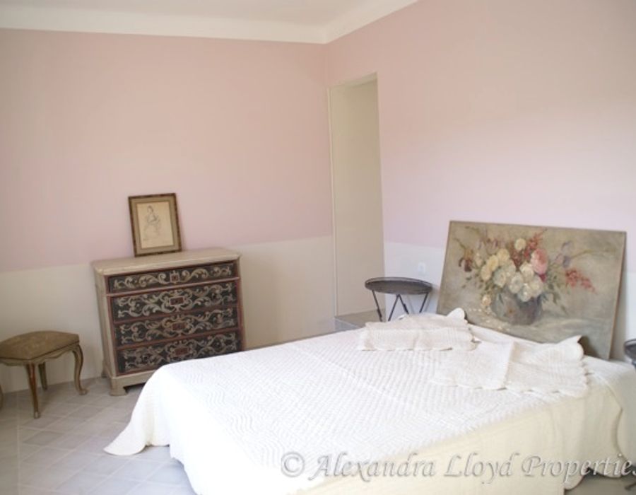 A charming property, ideally located behind the Place des Lices, Saint Tropez 2