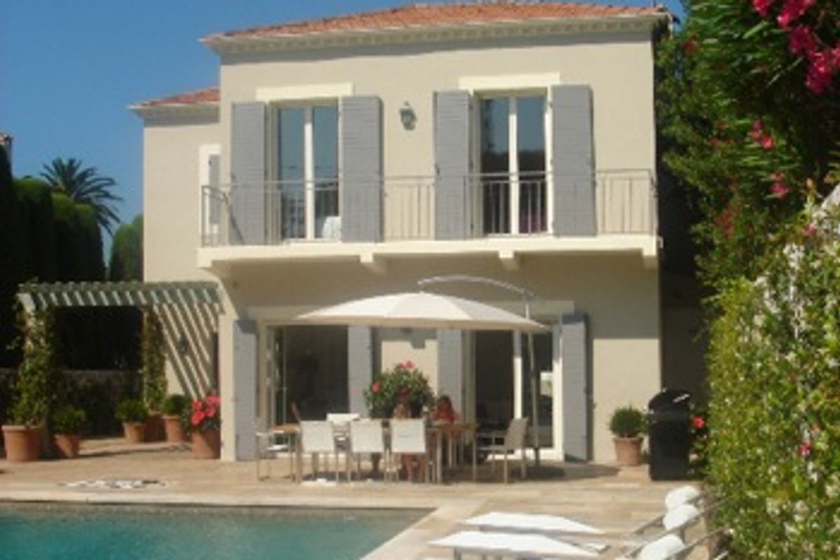 Provencal villa with large swimming pool and pool house located on the Cap d'Antibes