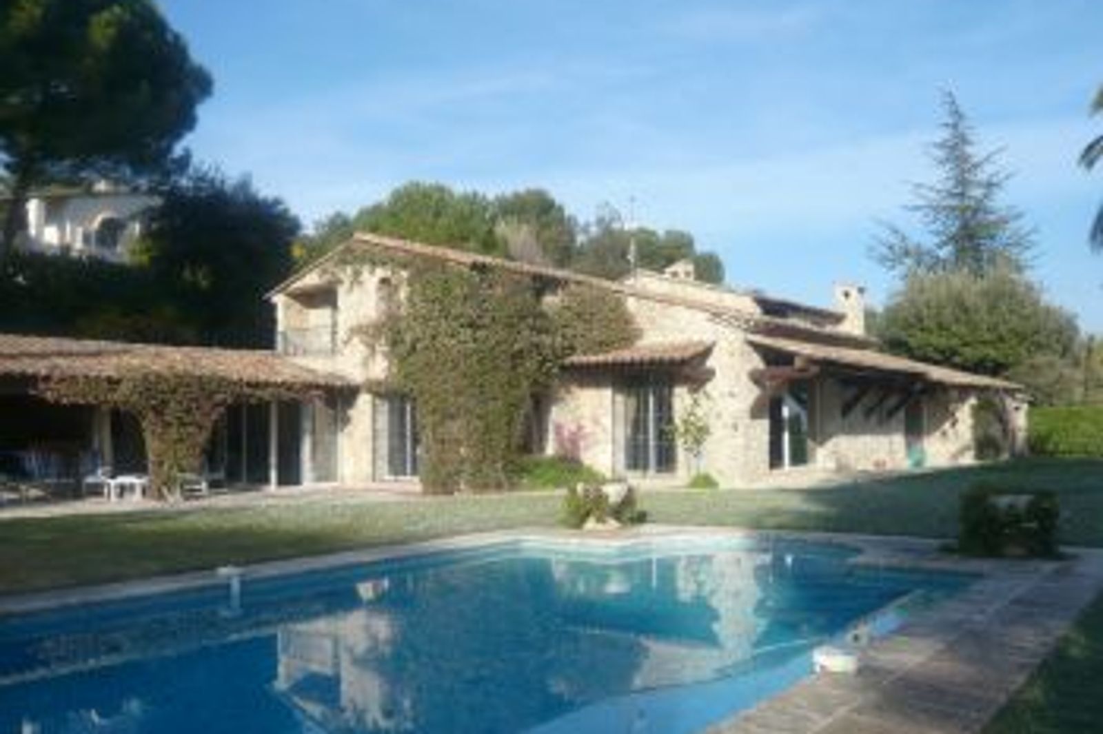 A charming Provencal style property located in Les Hauts de St Paul