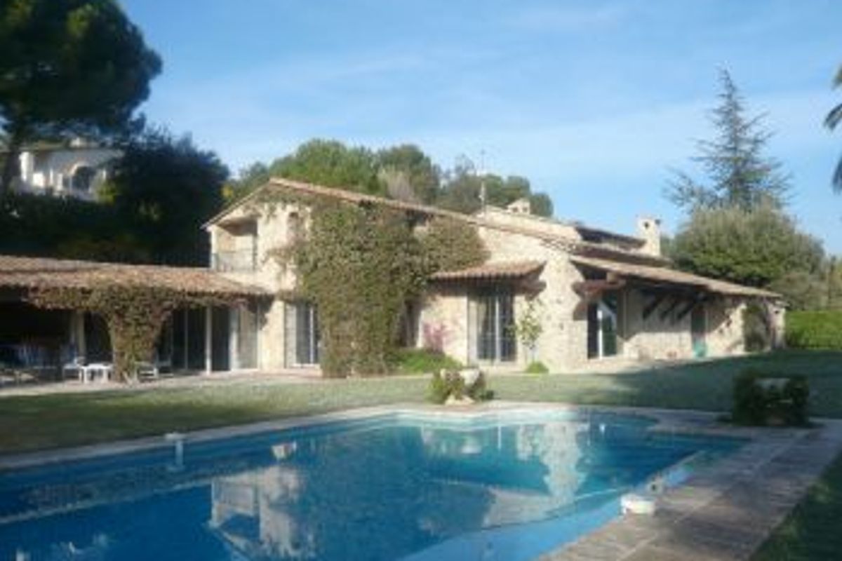 A charming Provencal style property located in Les Hauts de St Paul