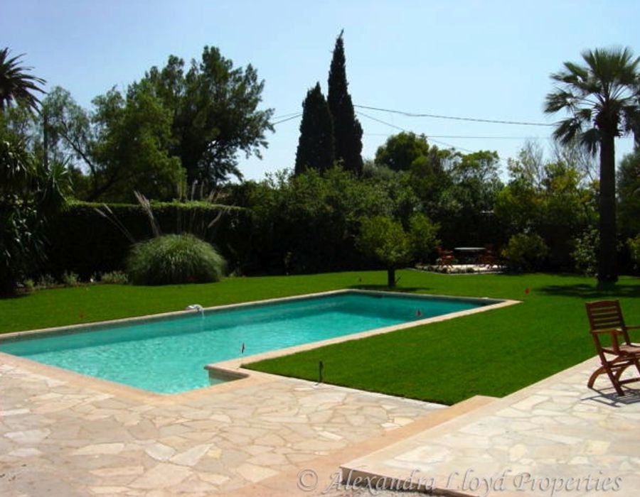 Provençal villa located on the <strong>Cap d'Antibes</strong> with a living spac 1