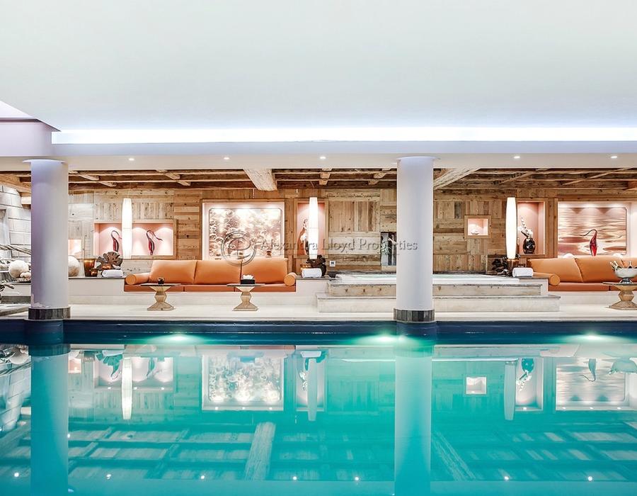 An eight bedroom luxury chalet for rent in Courchevel 1850 5