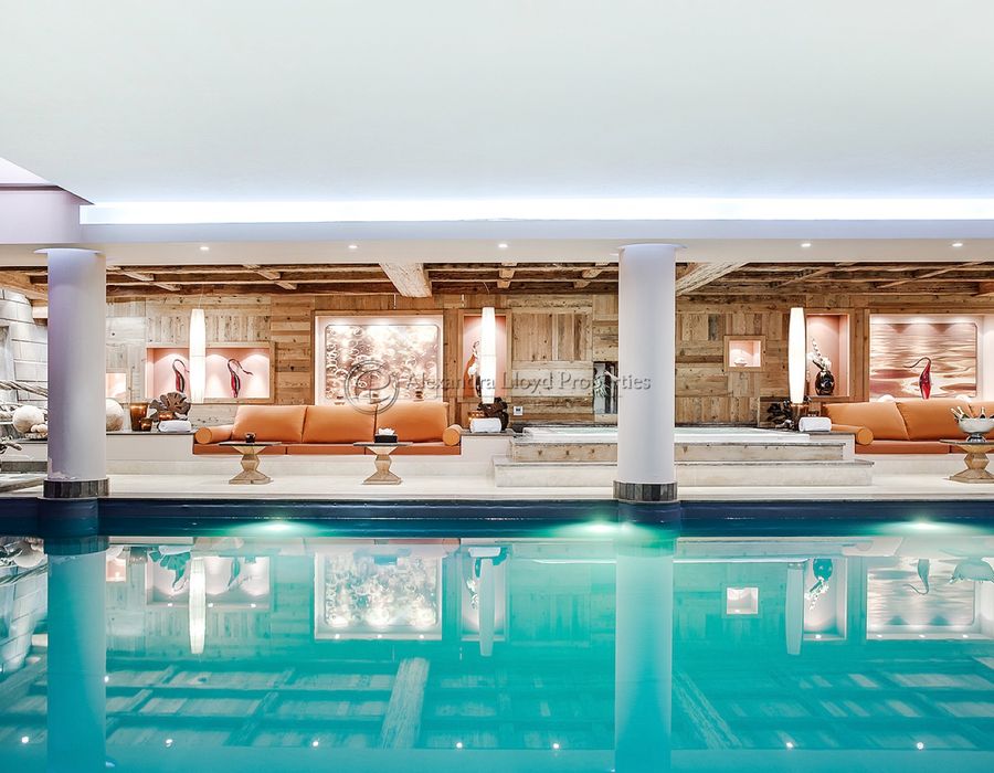 An eight bedroom luxury chalet for rent in Courchevel 1850 5