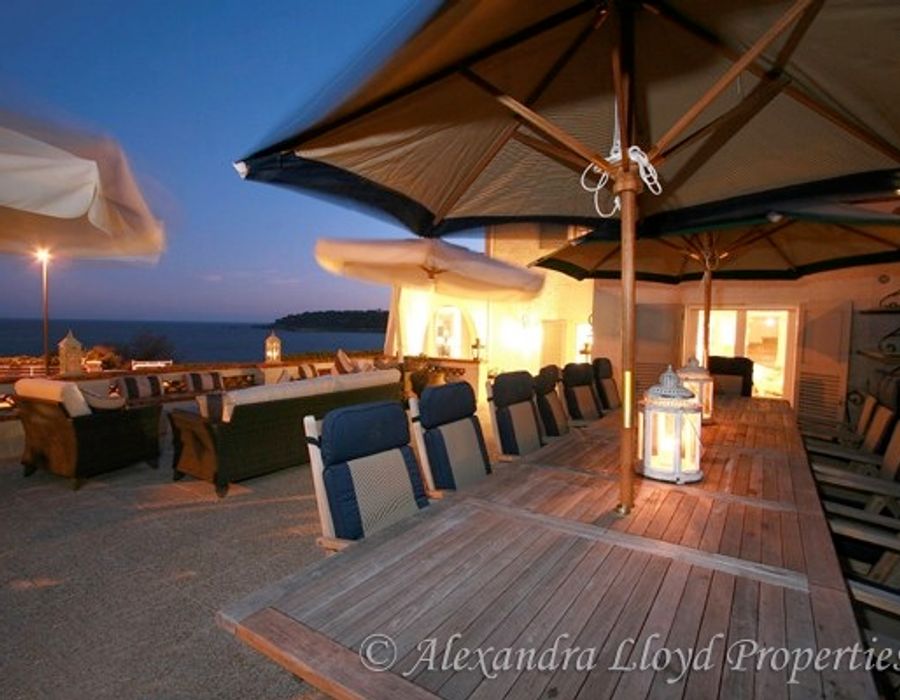 A lovely 1930s villa located on the Cap d'Antibes with lovely sea views 3