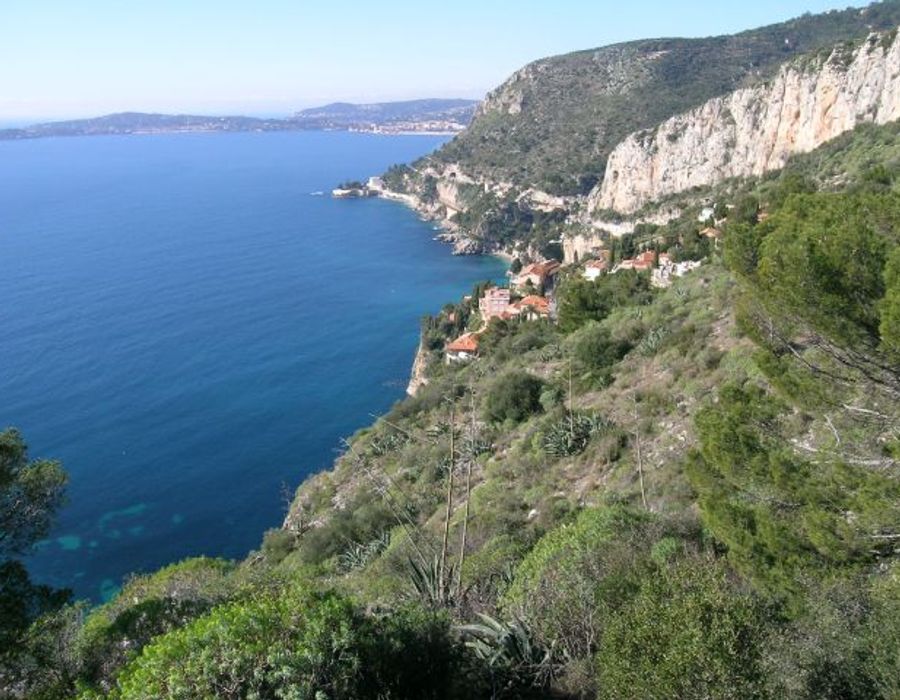 A wonderful modern style property with amazing sea views 3