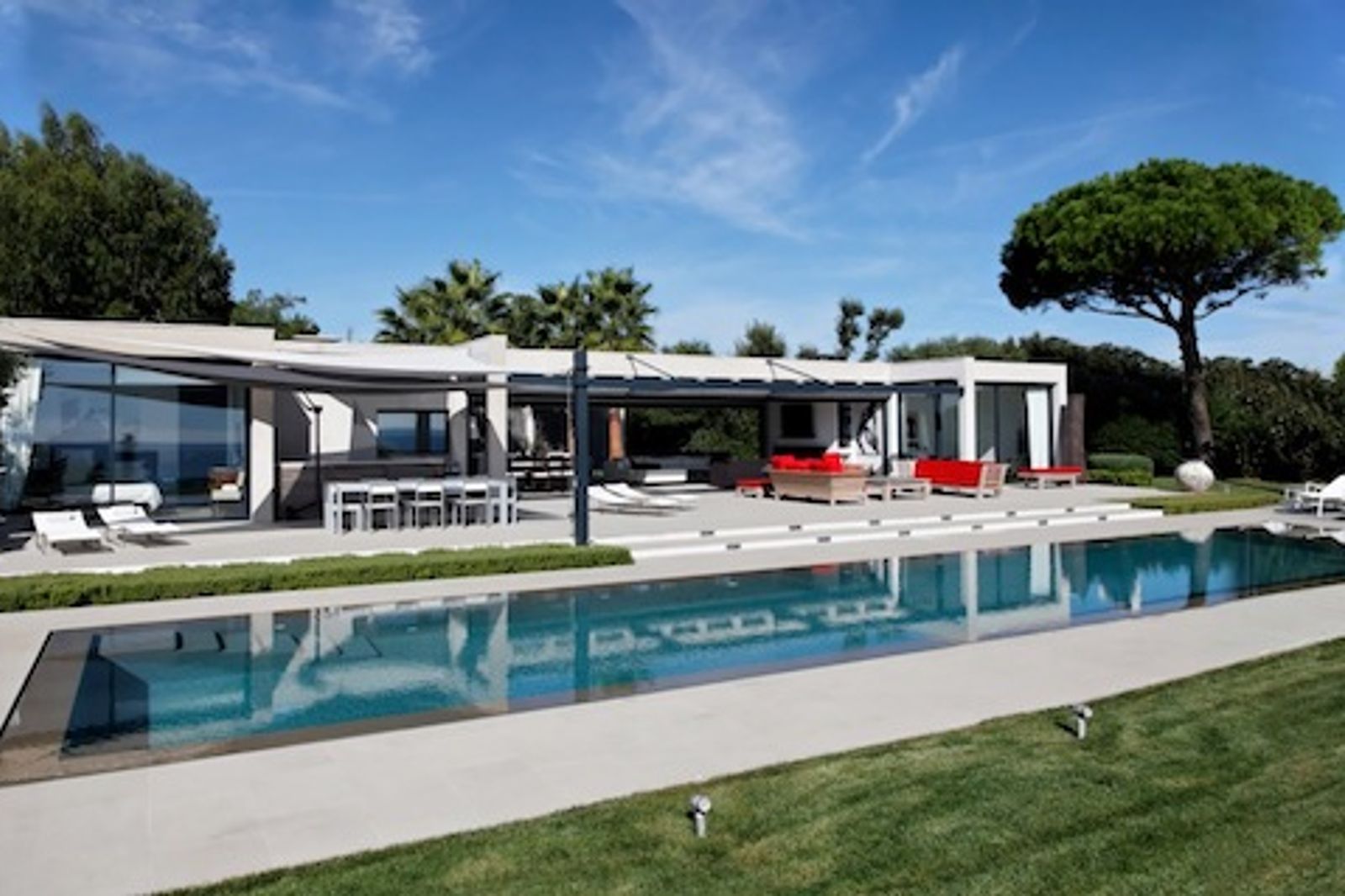Stunning contemporary villa, walking distance from Club 55