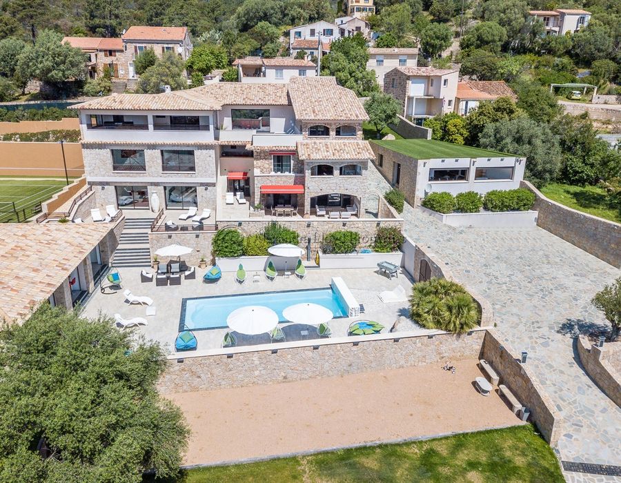 Sainte Lucie de Porto Vecchio - a five bedroom property with a tennis court 2