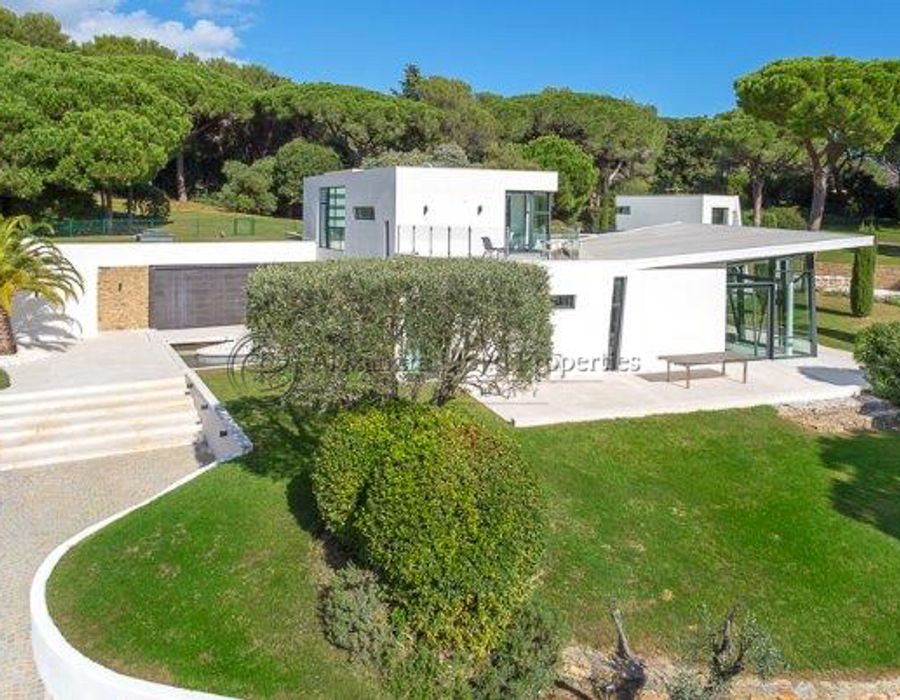 Fabulous ultra contemporary villa located on the Route de Tahiti 4