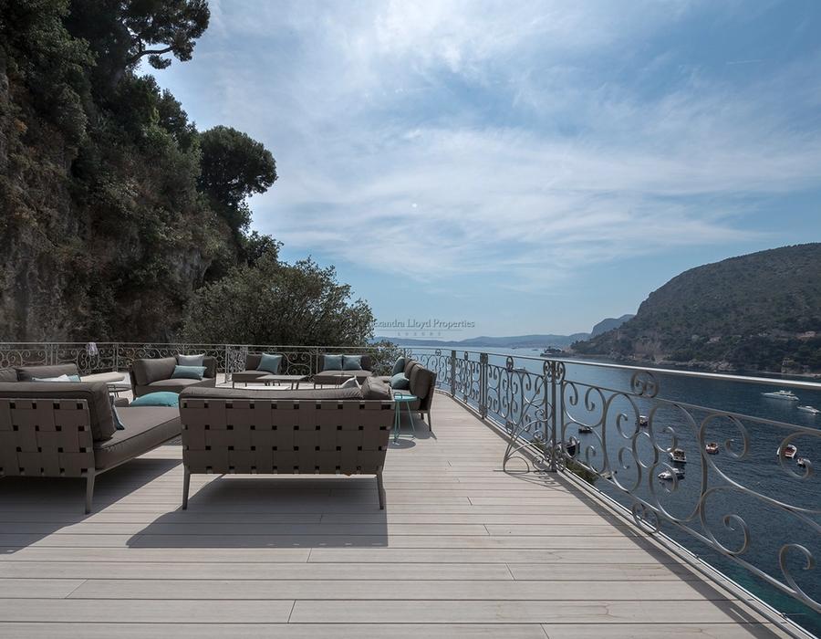 Stunning water front villa for rent and sale in Cap d'Ail 5