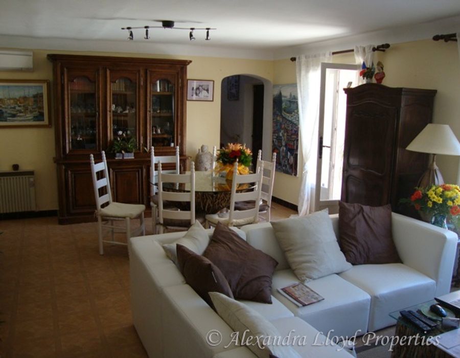 Close to the beach in GASSIN! 2