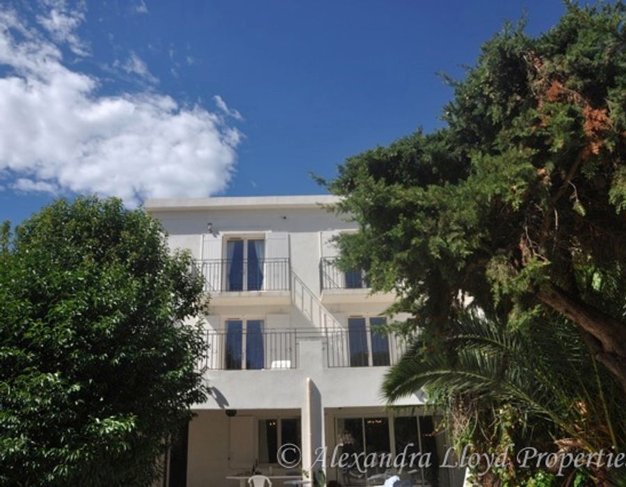 Walking distance from the centre of Cannes, an ideal property for conferences. 1