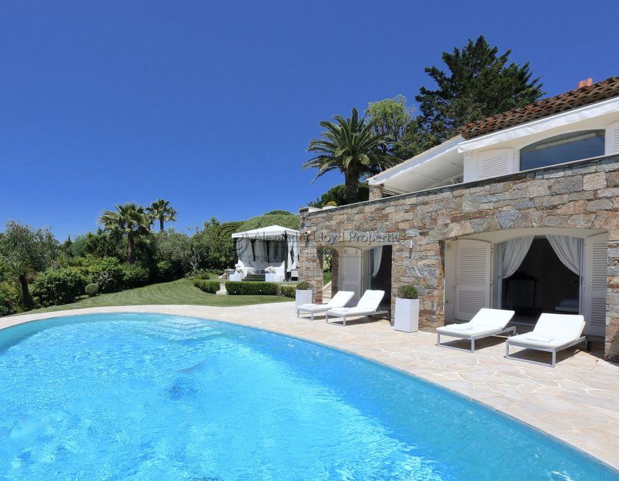 A six bedroom villa for rent, located in Cap Tahiti, with exceptional views 6