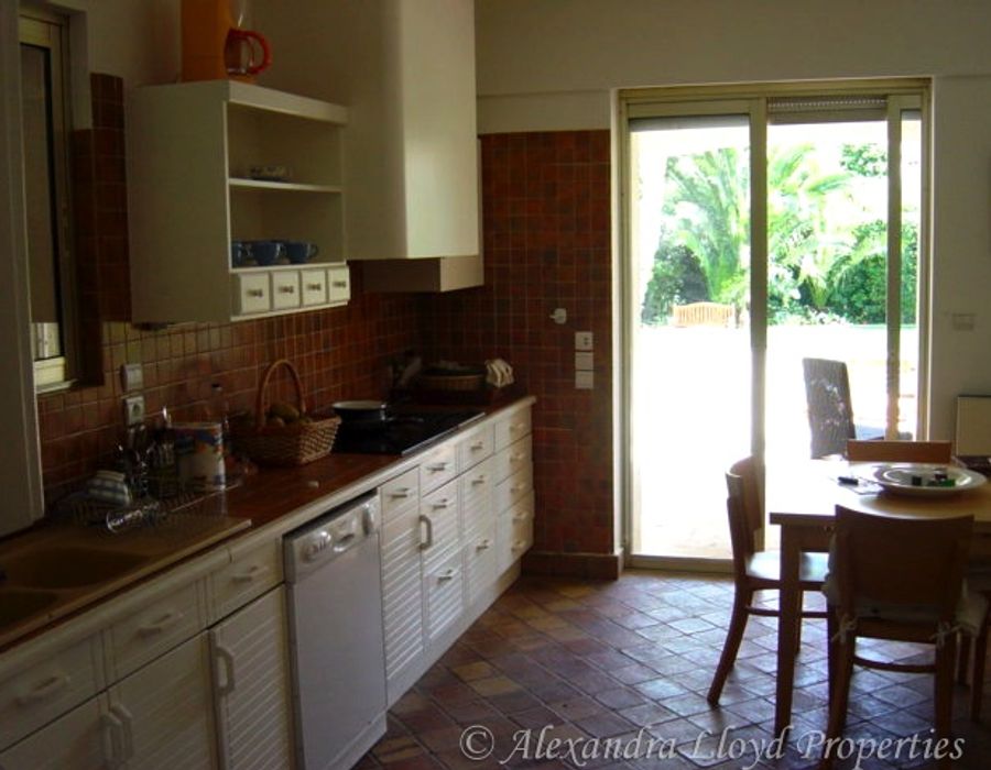 Provençal villa located on the <strong>Cap d'Antibes</strong> with a living spac 5