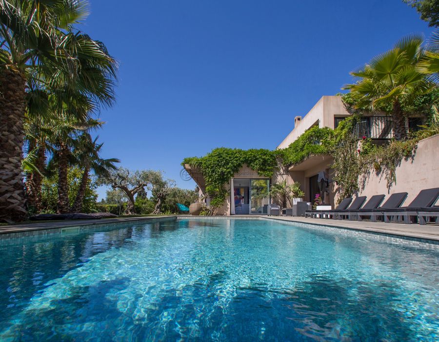 A contemporary villa located in the Domaine de la Vallée, Gigaro 6