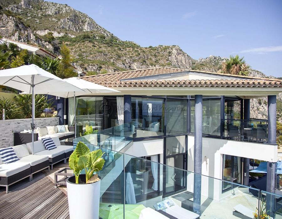 Magnificent contemporary property with stunning views, located in Eze Bord de Mer 2