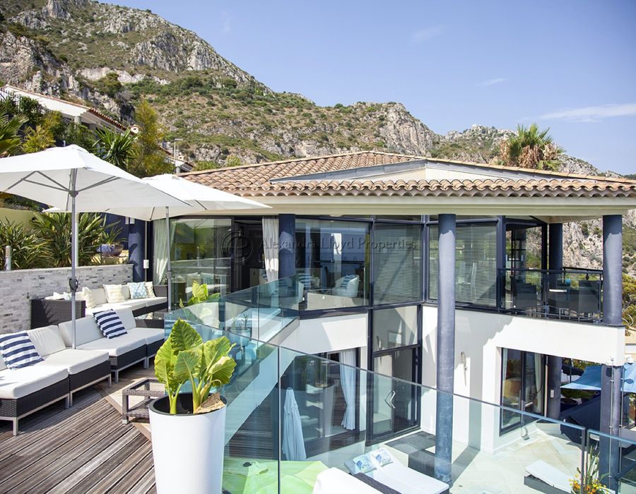 Magnificent contemporary property with stunning views, located in Eze Bord de Mer 2