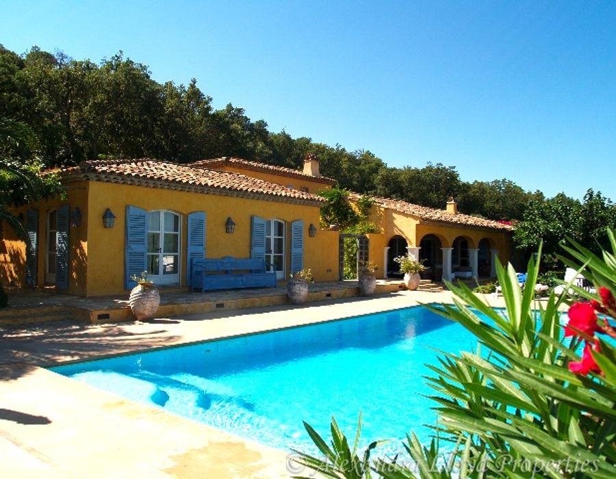 A lovely property overlooking the village of Saint Tropez 2