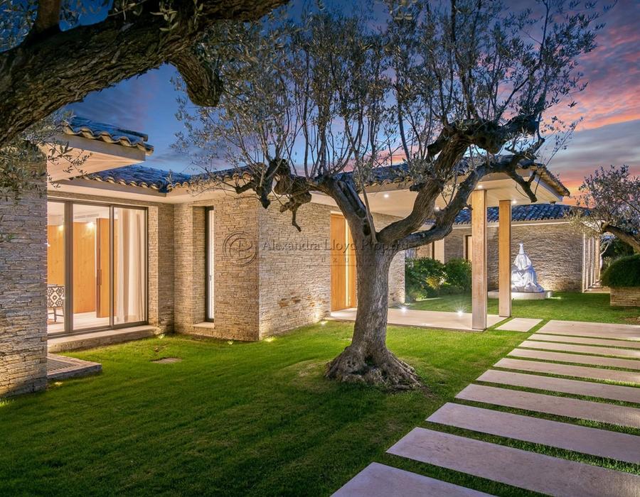 Ultra contemporary villa with exceptional views over Saint Tropez bay 6