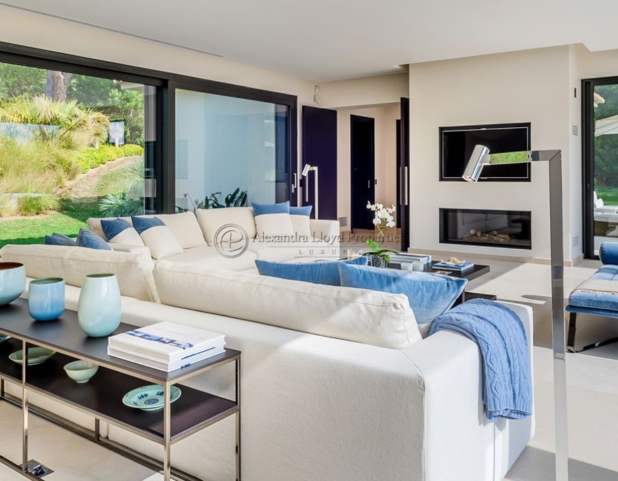 Contemporary elegant property for rent and sale in Les Parcs de Saint Tropez 5