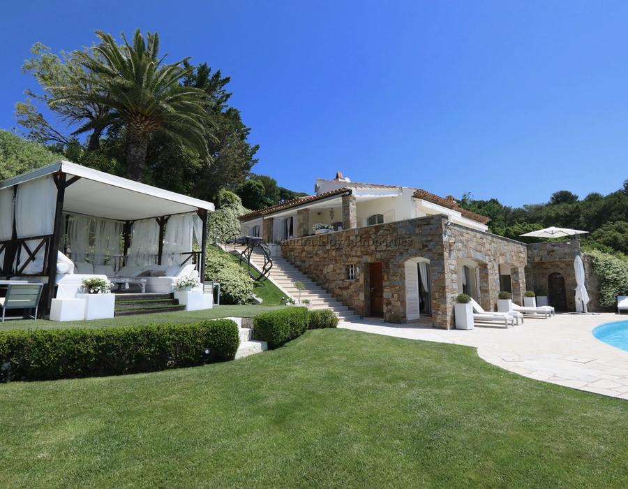 A six bedroom villa for rent, located in Cap Tahiti, with exceptional views 1