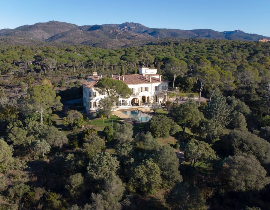 A fully restored luxurious castle to rent in Valescure, close to Frejus and Saint Raphael 4
