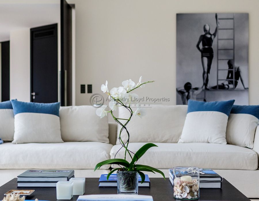 Contemporary elegant property for rent and sale in Les Parcs de Saint Tropez 6