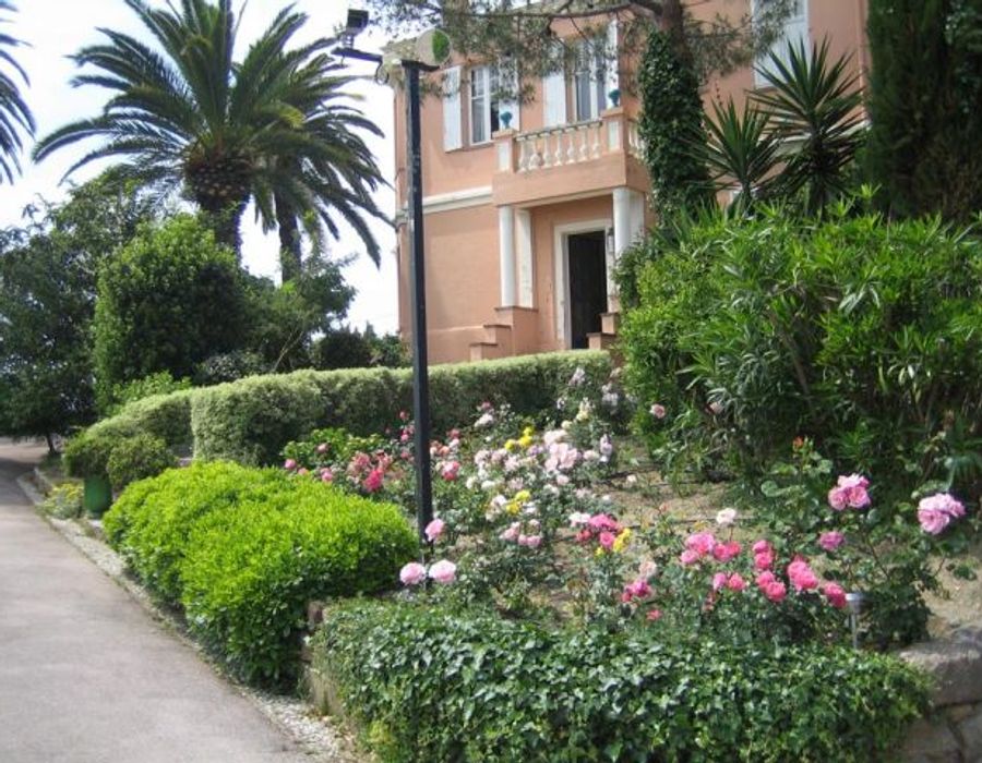 Charming villa located in the unique Golfe Juan. 4