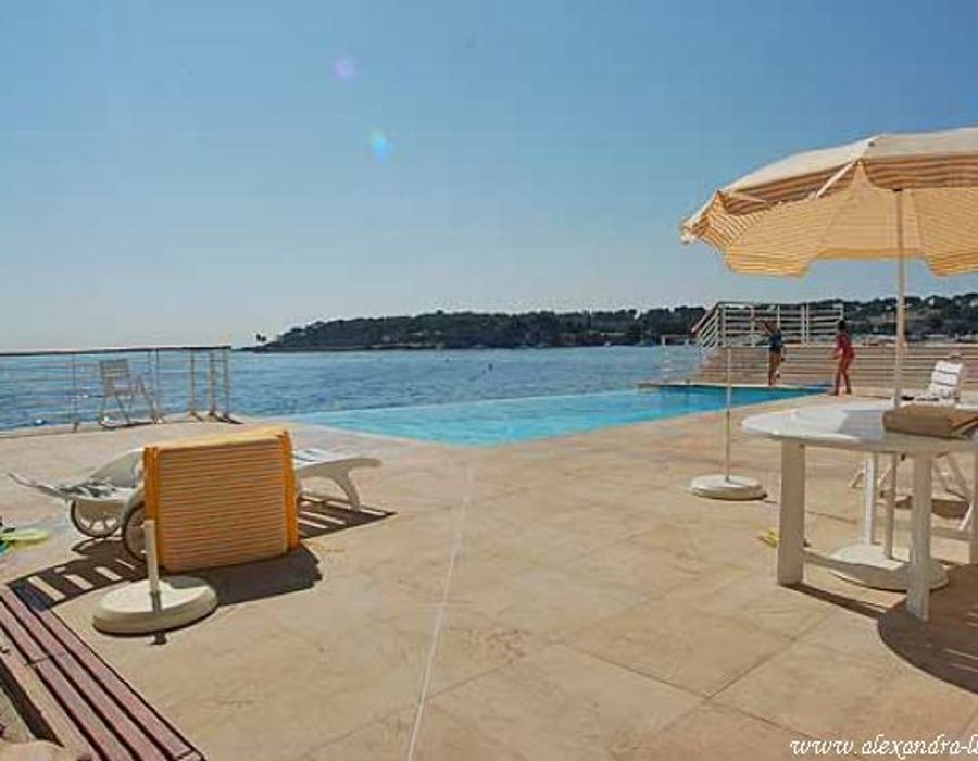 Waters edge property on the Cap d'Antibes 1