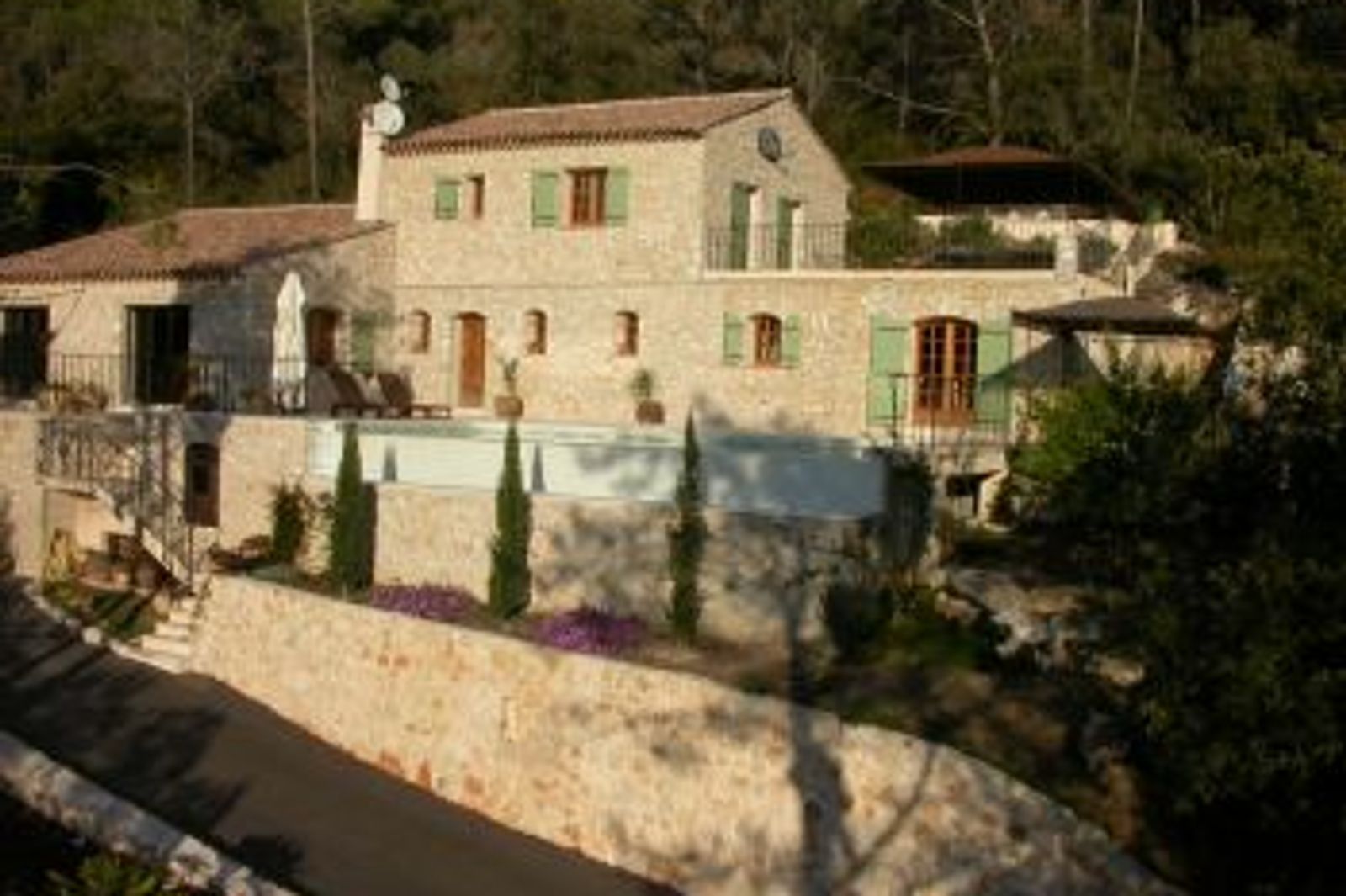 A lovely newly built Néo-Provencal property in Roquefort les Pins