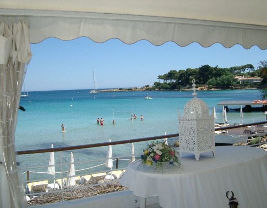 A true beach front villa on the prestigious Cap d'Antibes 3