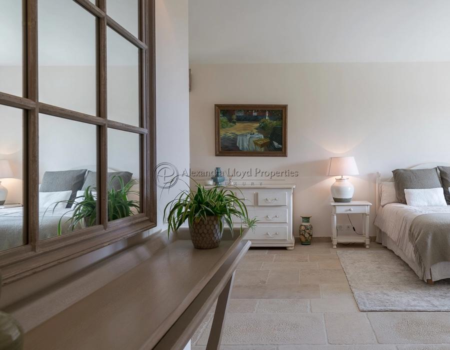 A wonderful family home in Mougins, with views over the sea and village 6