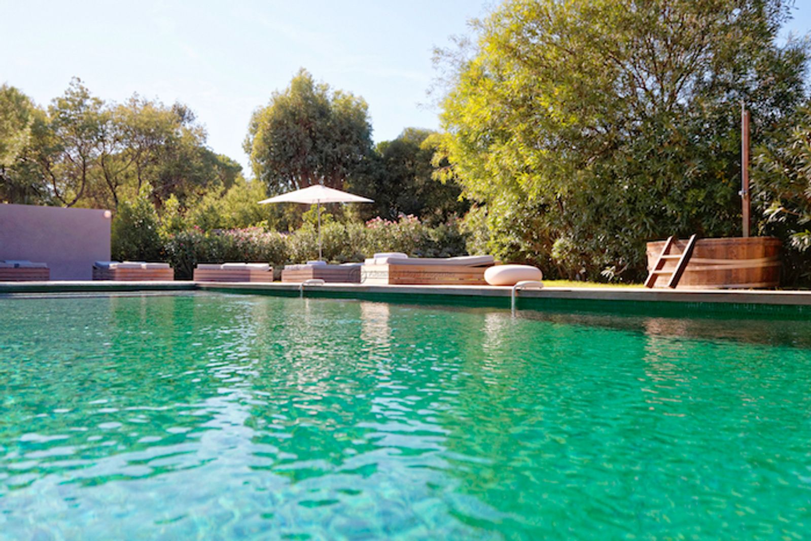 Located on the Route de Tahiti, close to the beach...