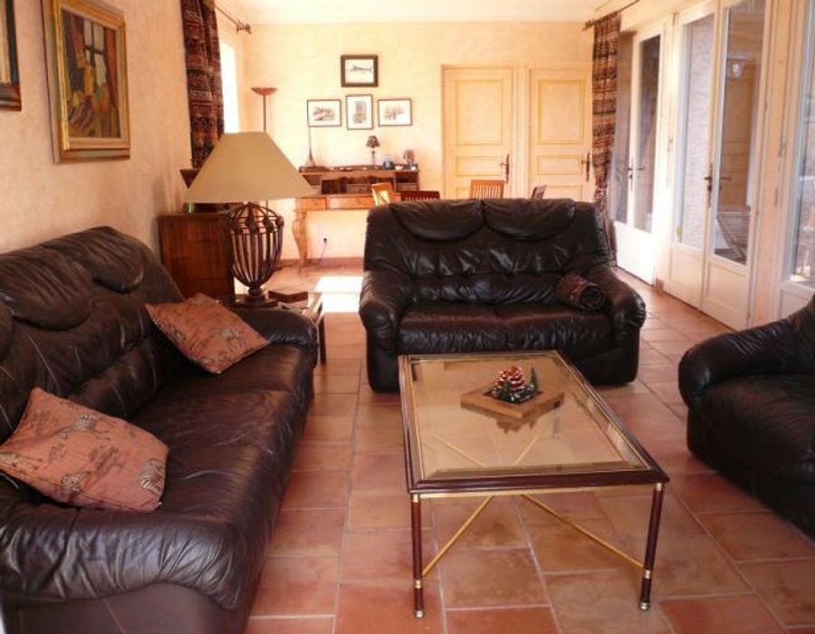 A pretty Provencal style property located in the private domain Les Parcs de la 6