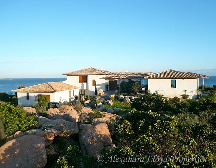 Situated in a private domain in Porto Vecchio, splendid sea views 2