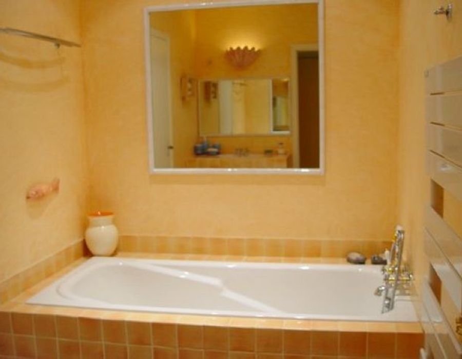 Superb villa situated in a very calm private domain three minutes from 3