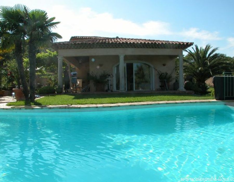 Large private property in wonderful surroundings 2