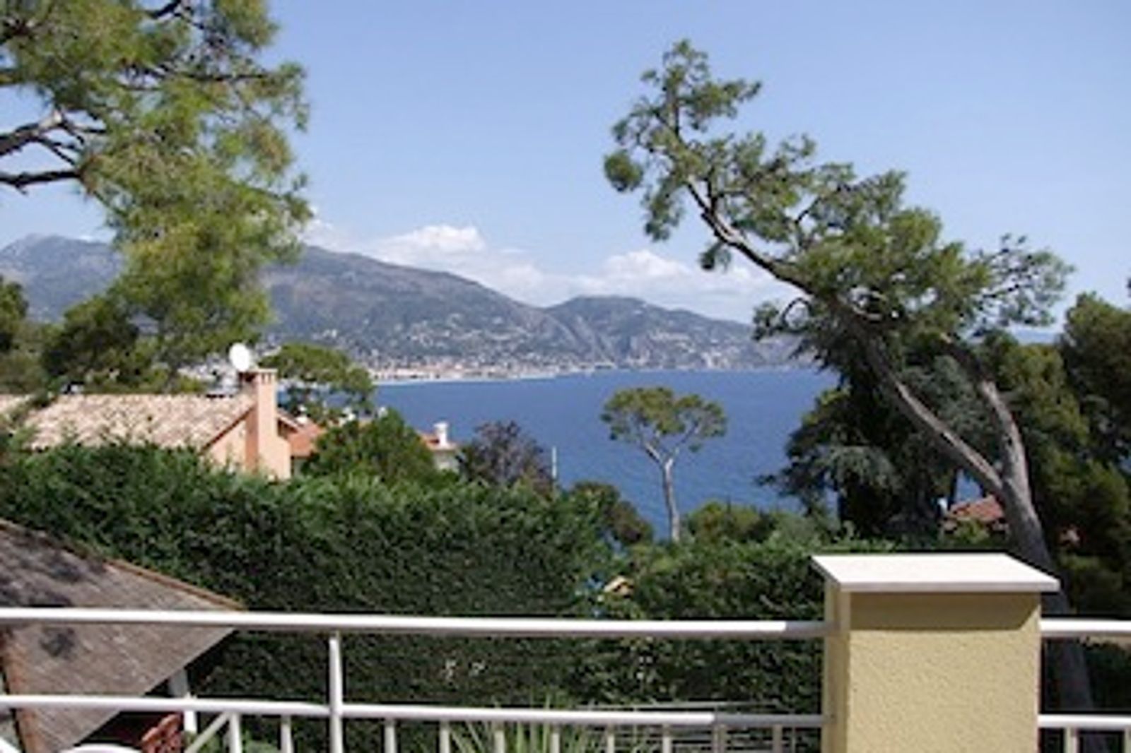 Located on the prestigious Cap Martin, only a short walk to the sea