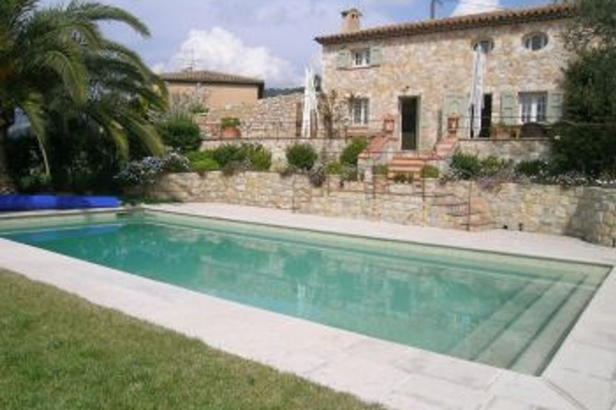 A fully renovated néo-provençal style stone mas in Grasse