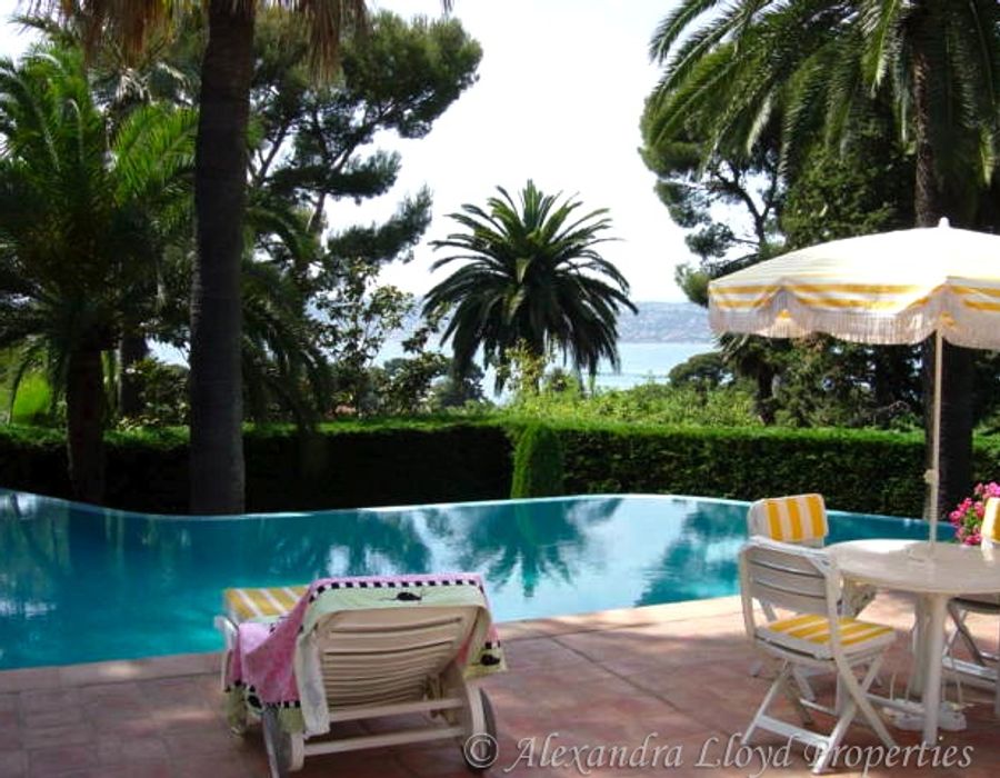 <strong>Cap d'Antibes</strong> A lovely villa built on 3 levels for total 500 m² 5