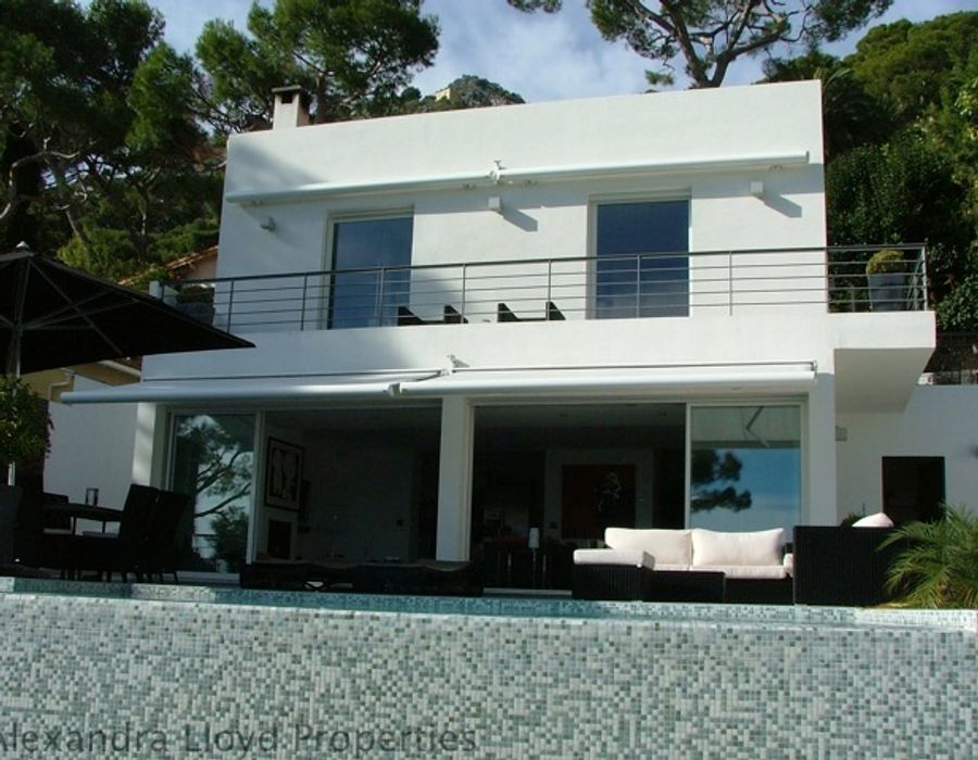 NEW! Three bedroom fully renovated villa in Eze bord de mer. 3
