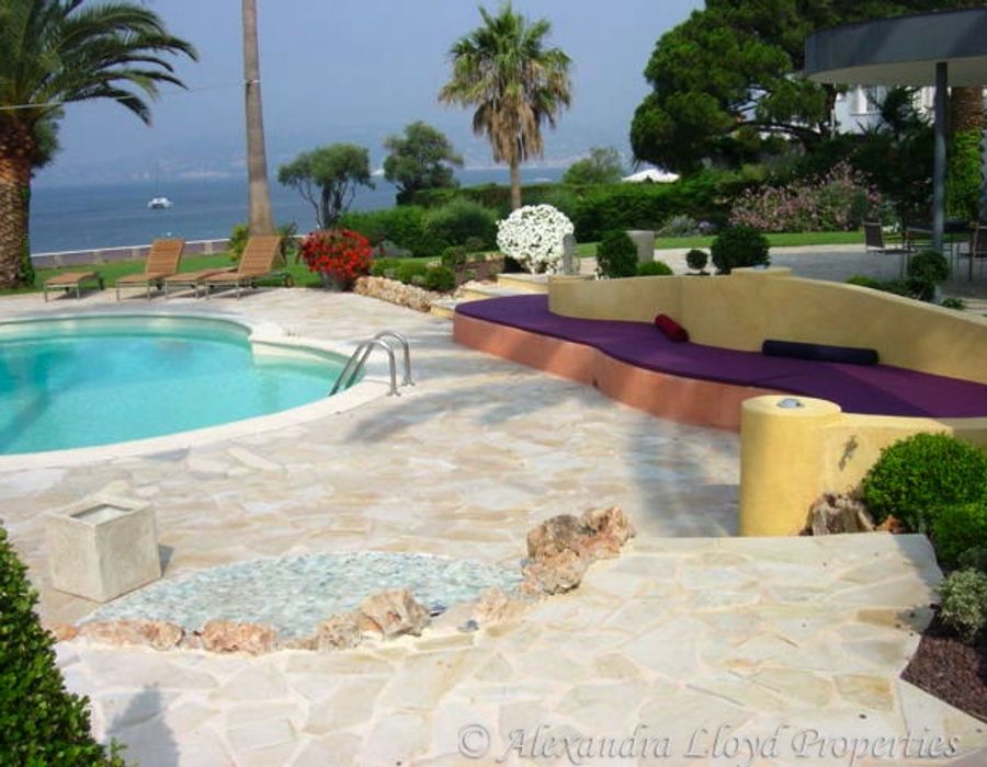 Amazing modern villa with stunning views on the Cap d'Antibes. 6