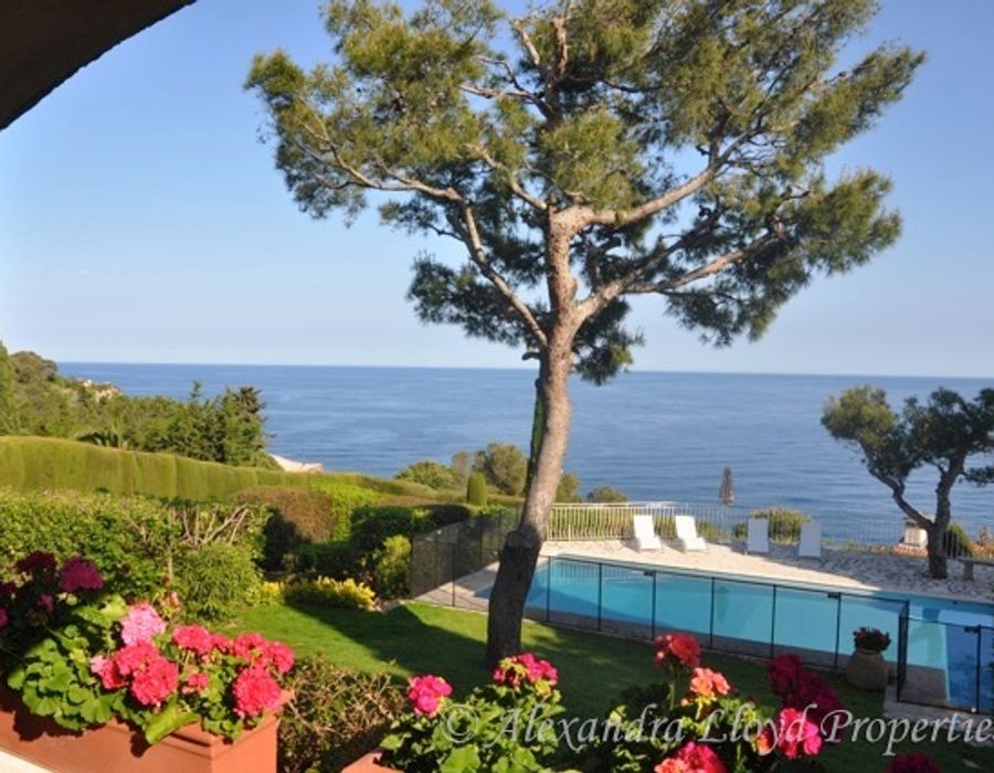 A charming Provencal property with a modern interior, well positioned 3