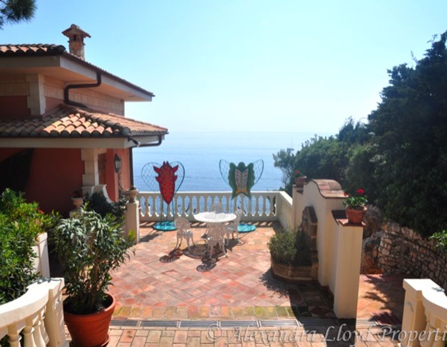 Waters edge property located on the sumptuous Saint Jean Cap Ferrat 1