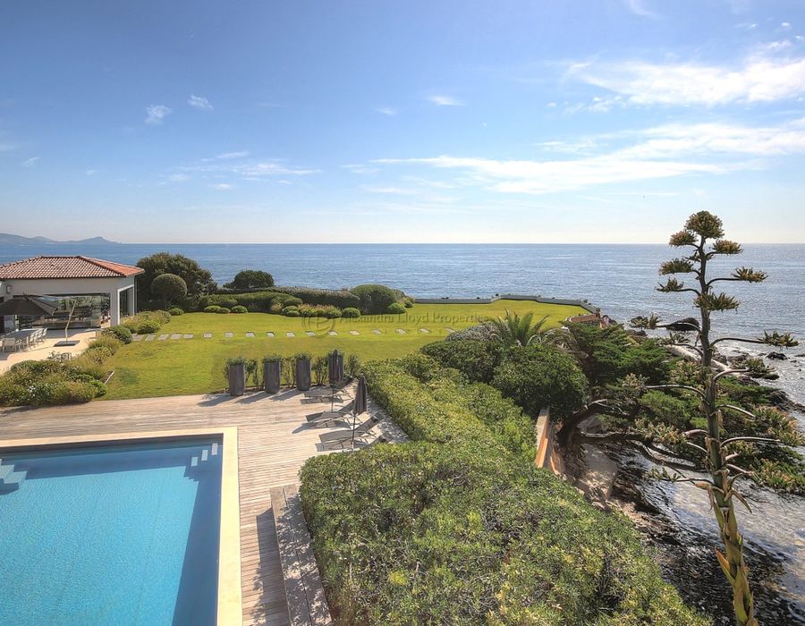 Breathtaking contemporary waters edge villa in Saint Aygulf 3