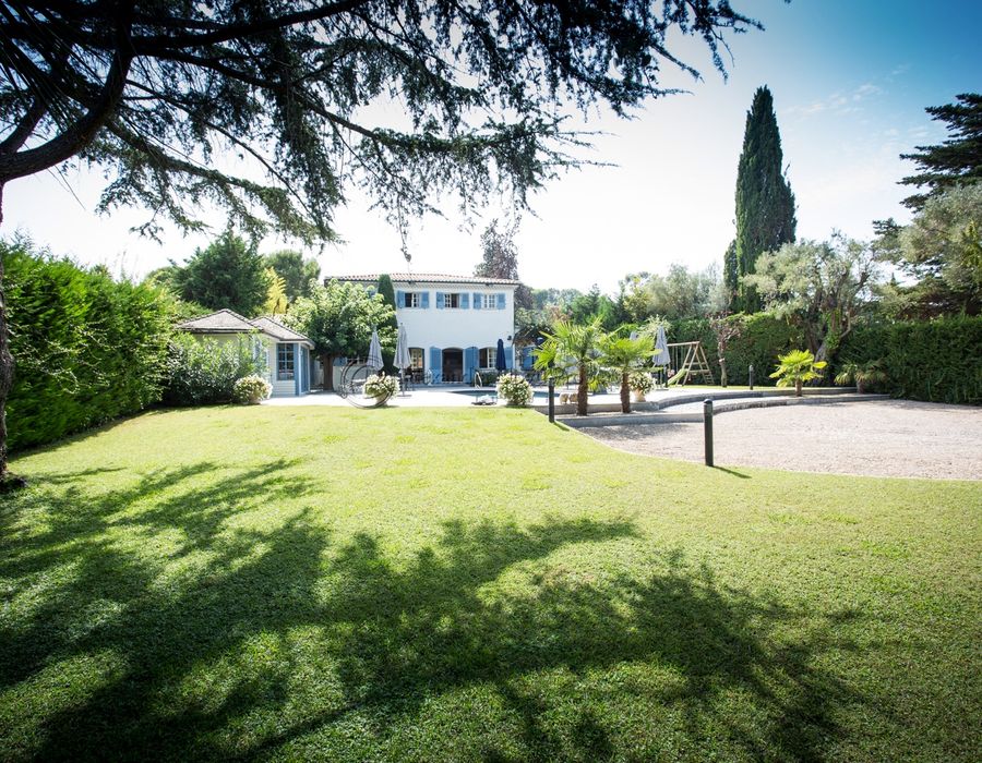 A lovely family home for rent on the Cap d'Antibes, close to the beach 3