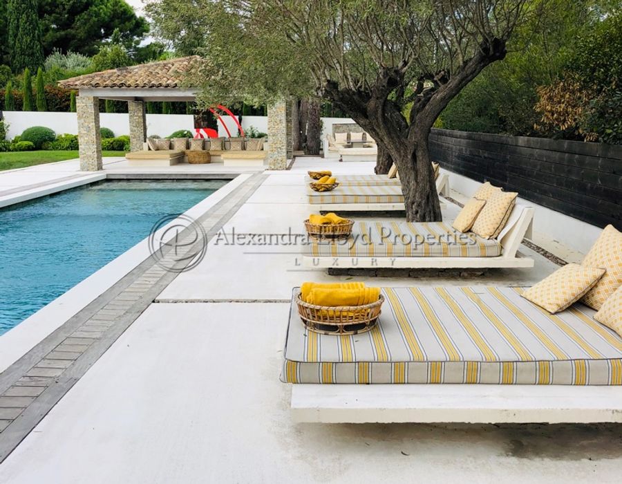 Wonderful contemporary house in the Salins area of Saint Tropez 4